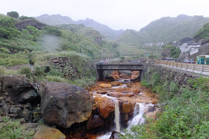 1 day North Coast Yehliu Jiufen and Shifen Private Tour - The guide and private vehicle experience