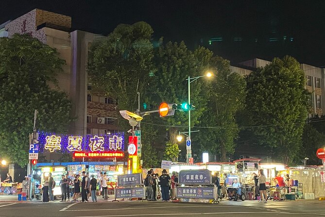 2-hr Ningxia Night Market Walking Private Tour with a Tour Guide - Starting at Shuanglian MRT Station