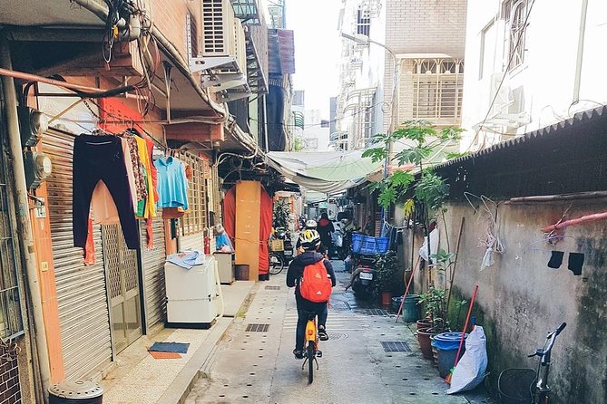 4-Hour Morning Cycling City Tour (incl. breakfast) - The guides make the history easier to follow