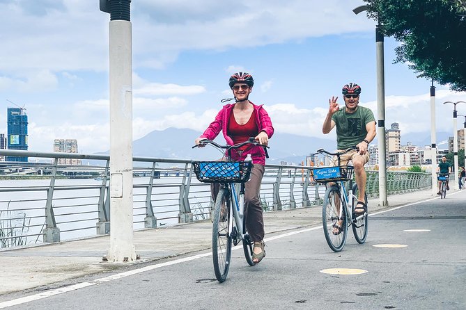 4-Hour Morning Cycling City Tour (incl. breakfast) - Breakfast gives the morning a local start