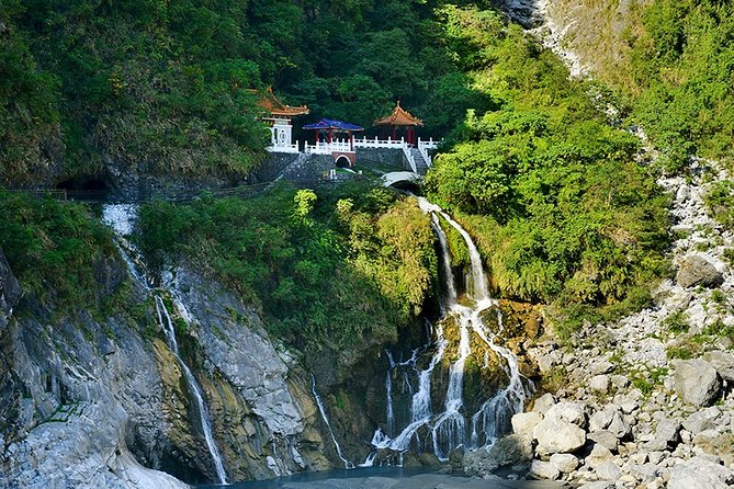 5-Day Round Taiwan Charter Car Tour - The guide makes the biggest difference