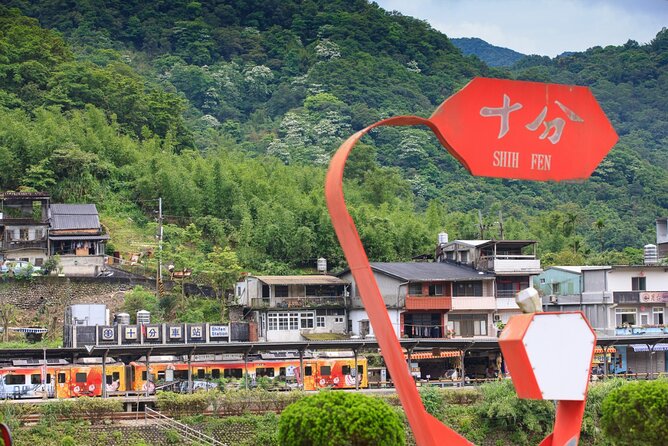 7-Hour Jiufen Night View, Shifen Waterfall & Raohe Market Tour - The guides make the biggest difference