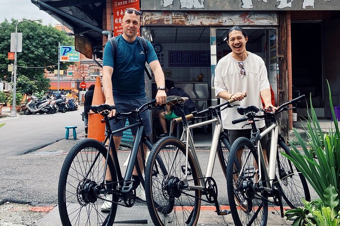 Best E-bike Cycling Tour in Taipei - Includes Local Food & Drinks - Taiwanese breakfast sets the tone at 永和豆漿