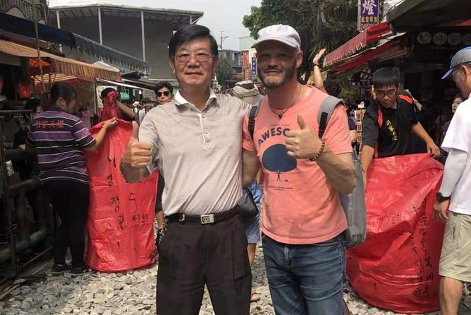 Charlie's Chartered-Private Tour Guide - Eight hours to build your own Taipei day