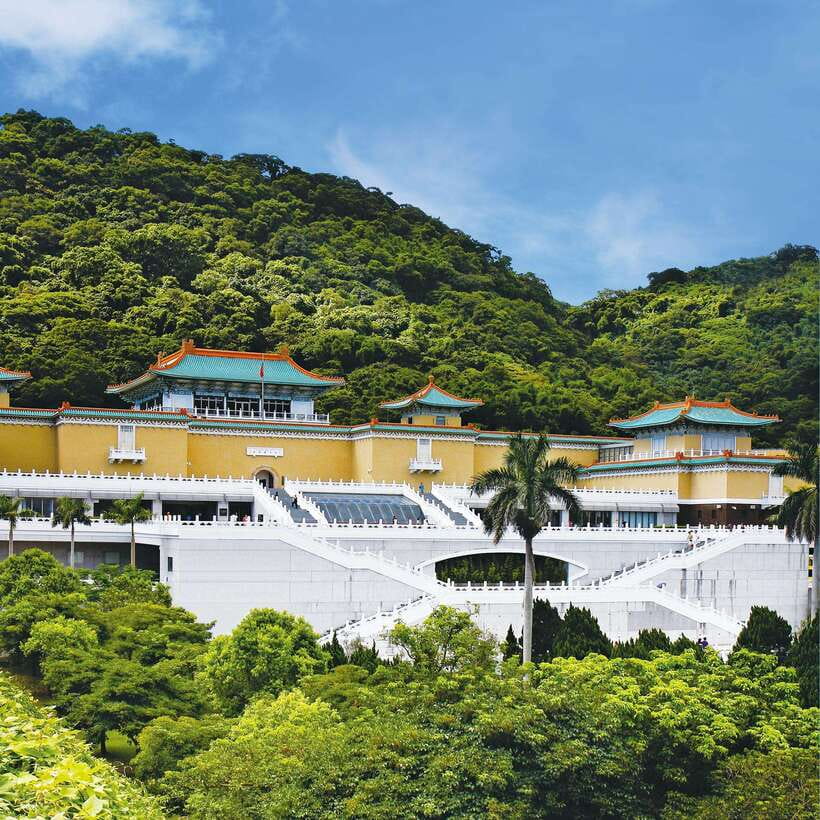 From Keelung: Private Taipei City Landmarks Shore Excursion - The Presidential Office Building from the road