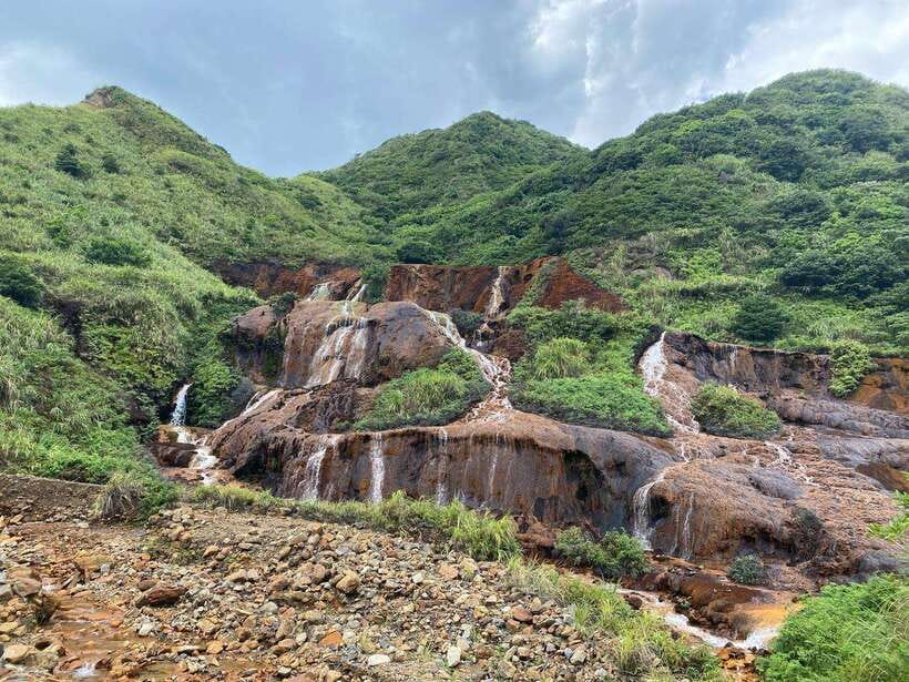 From Taipei: Old Gold Rush Town Jiufen Guided Night Tour - The Golden Waterfall and its strange bronze color