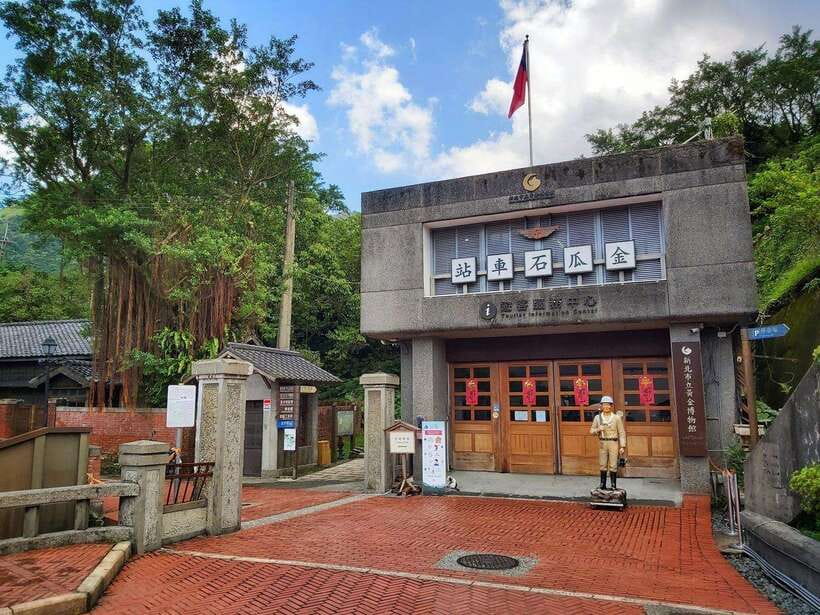 From Taipei: Old Gold Rush Town Jiufen Guided Night Tour - Transport, walking, and the real value of $65