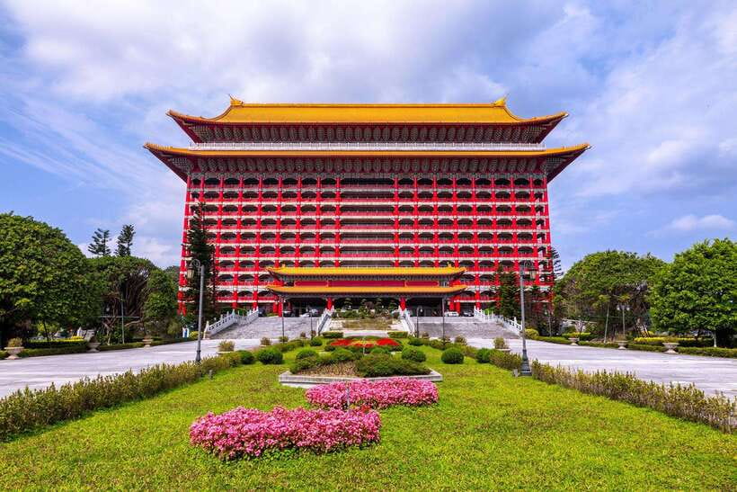 From Taipei: Private Classic Taipei Timeless Treasures Tour - Ancient art at the National Palace Museum