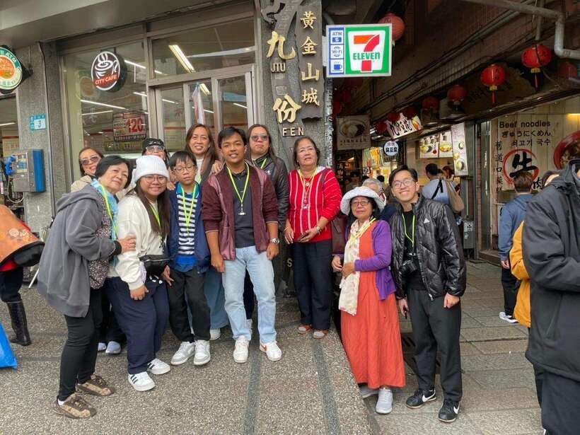 From Taipei: Shifen, Jiufen, and Yehliu Geopark Day Tour - Yehliu Geopark and the Queen’s Head