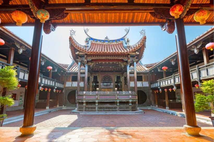 From Taipei : Taichung Highlights & Cultural Private Tour - What the chauffeur-guide arrangement adds