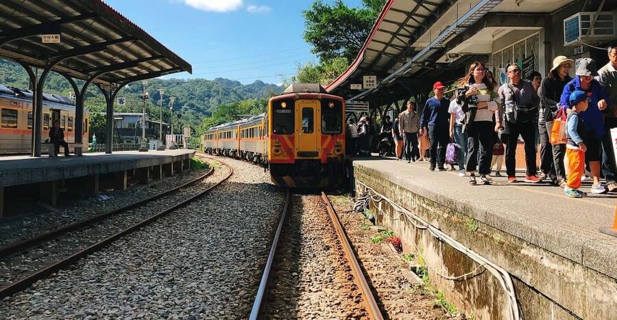 From Taipei: Yehliu, Jiufen, and Pingxi Day Tour - The guides are the tour’s strongest feature
