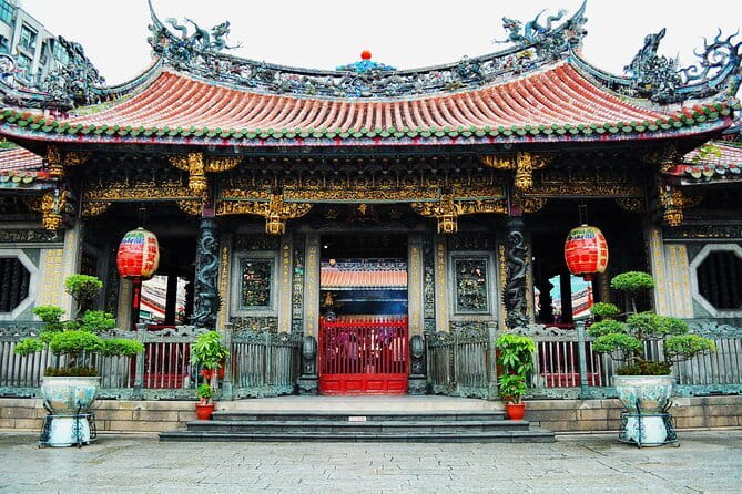 Full Day Private History Tour in Taipei City - Longshan Temple in a final hour of ceremony and belief
