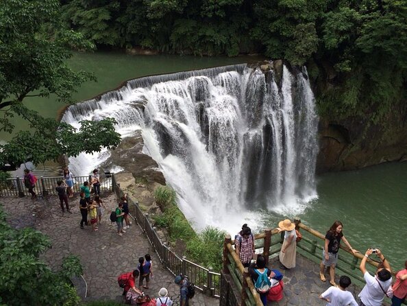 Half Day Private Tour to Jiufen, Shifen Waterfall & Pingxi Sky Lantern - Why Golden Waterfall really looks golden
