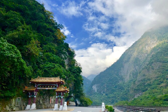 Hualien Taroko Day Tour From Ximending - Swallow Grotto is the main walking stop