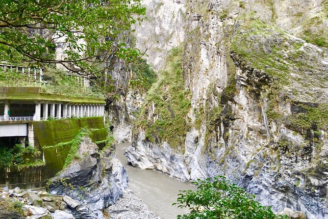 Hualien Taroko Day Tour From Ximending - Qingshui Cliff provides the final big view