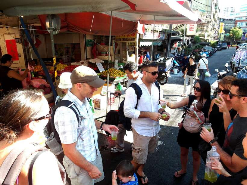 Iconic Food Tour: Local Street Food, Drinks & Sites - Award-winning gua bao with pork belly