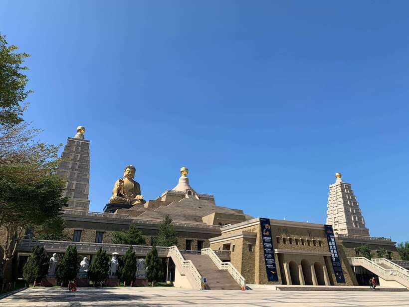 Kaohsiung: Private City Tour with Fo Guang Shan Museum - Kaohsiung Museum of Fine Arts in 45 minutes