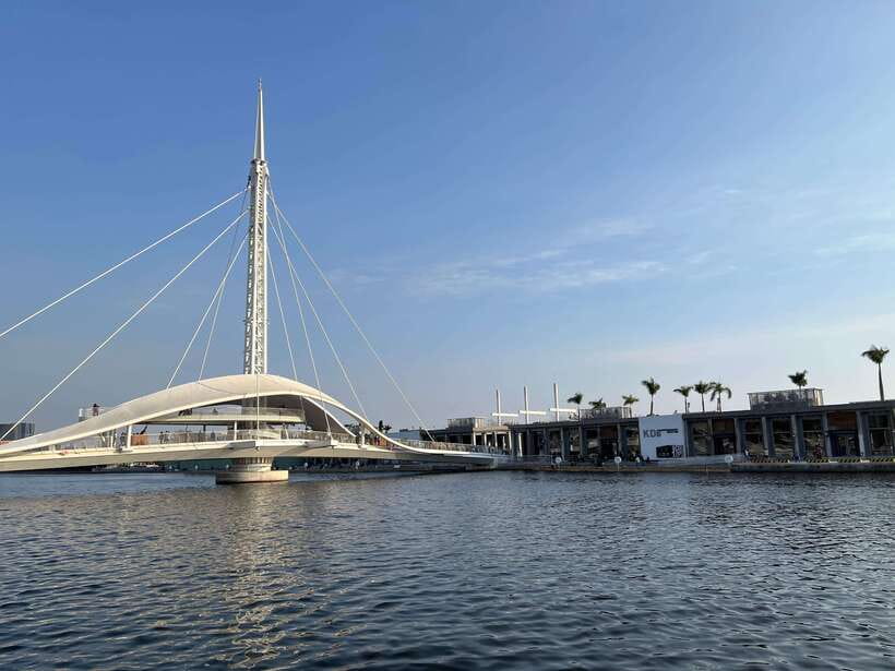 Kaohsiung: Private City Tour with Fo Guang Shan Museum - Love River and the city between the stops