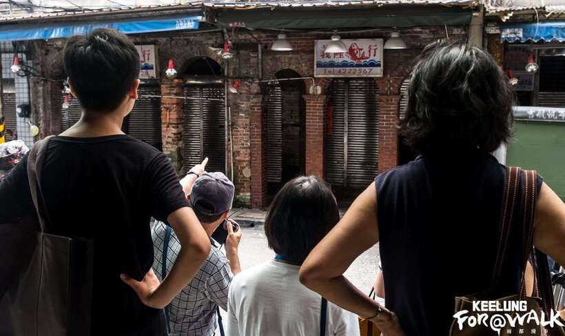 Keelung: Guided Walking Tour with Snacks and Drink - Who should book this Keelung walk