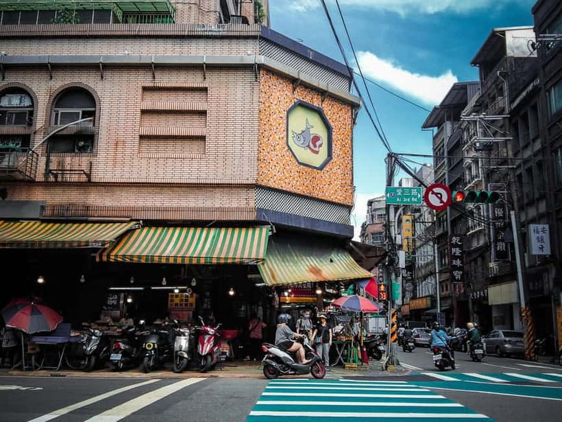 Keelung Half-Day Food Tour: Explore Day & Night Markets - A temple stop adds meaning to the meal