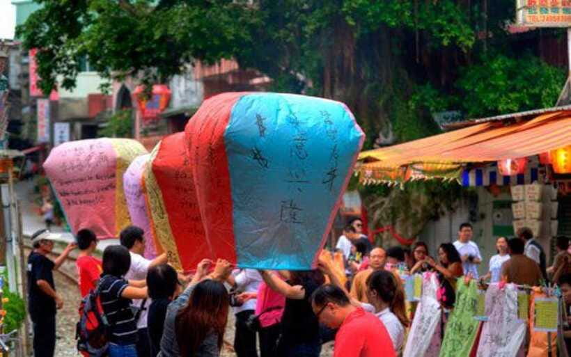 New Taipei: Pingxi Sky Lantern Festival Experience in Shifen - Lighting and launching the lantern