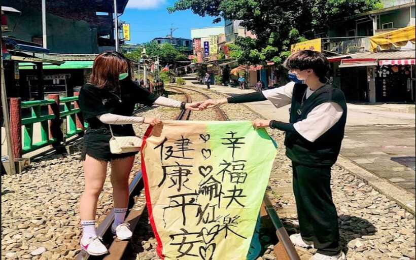 New Taipei: Pingxi Sky Lantern Festival Experience in Shifen - Clothing, timing, and practical limits