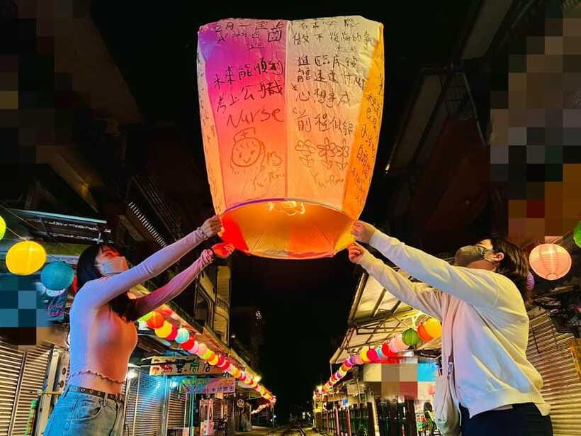 New Taipei: Pingxi Sky Lantern Festival Experience in Shifen - Arriving at Shifen Old Street