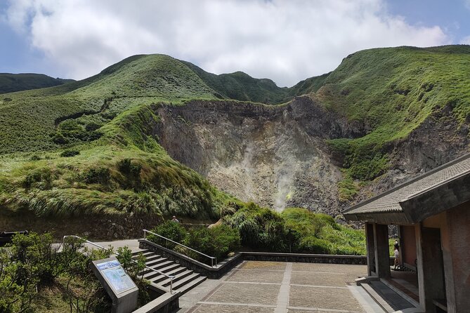 One Day Hike around Taipei's Yangmingshan National Park - Qixing Mountain is the demanding centerpiece
