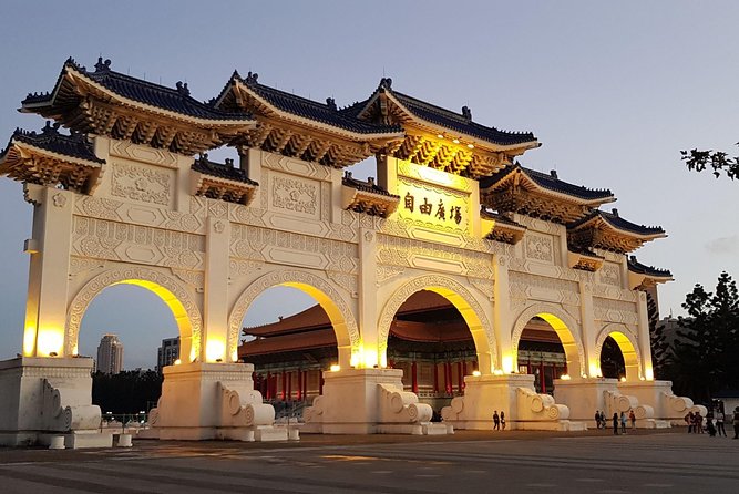 One-day private chartered car tour in Taipei: Yehliu, Jiufen, Pingxi, North Coast popular attractions with chartered car, professional Chinese/English driver - The driver can make or break the day