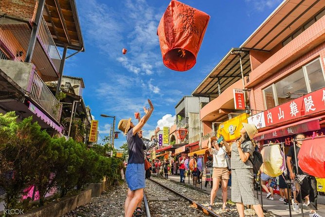 Pingxi Sky Lantern Flying, Shifen Old Street Stroll (morning 5 hours) - Why this five-hour morning trip works