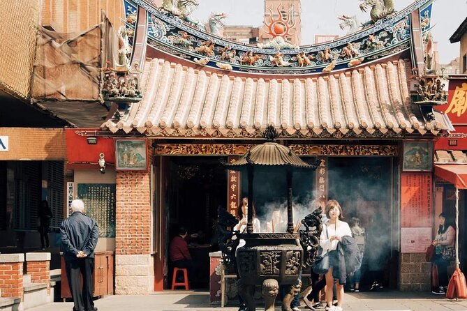 Private Cruise Tour from Keelung: Trip to Taipei - Longshan Temple brings you into Taipei’s older spiritual life