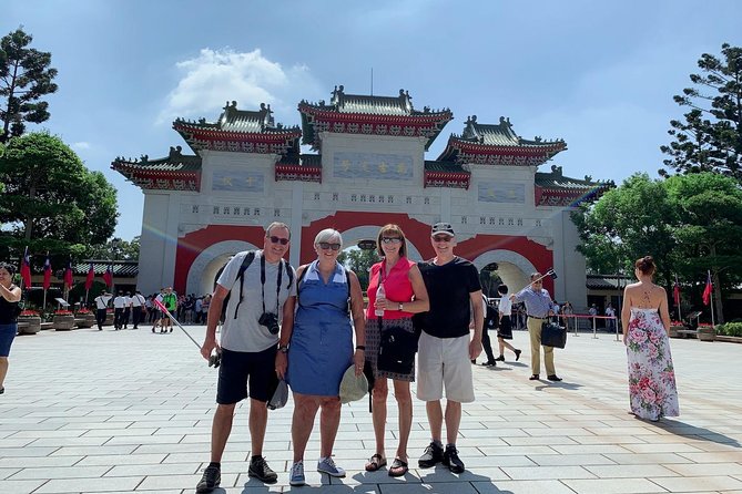 Private Custom Taipei Airport Layover Tour - Add local food without losing your flight