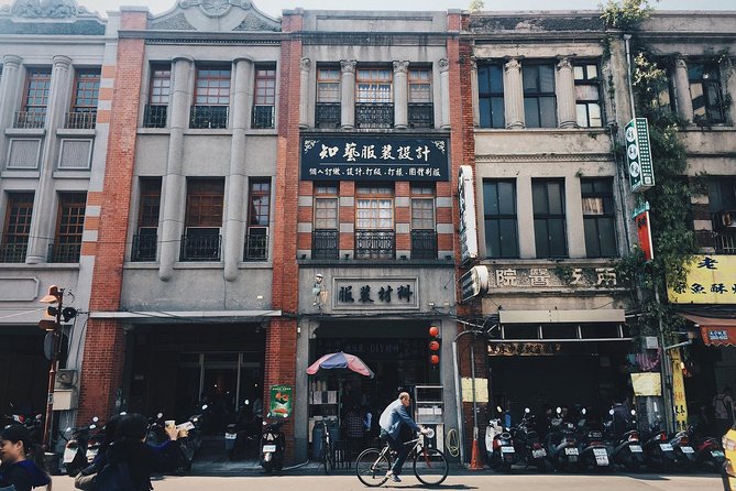 Private Longshan Temple and Dadaocheng Walking Tour - Key points to know before you book