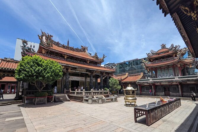 Private Longshan Temple and Dadaocheng Walking Tour - Why this route makes sense in Taipei