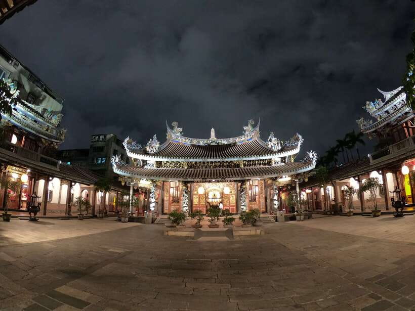Private Night Tour: Taipei City Highlights - Street food away from the biggest tourist crowds