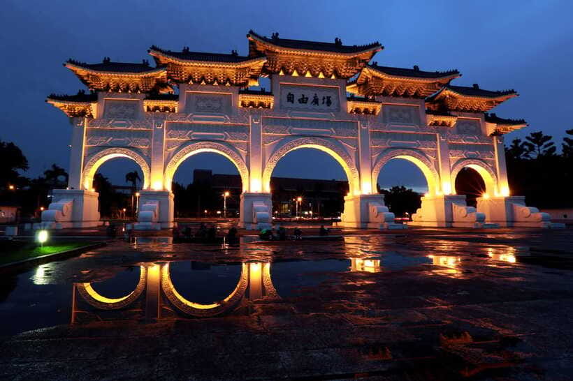 Private Night Tour: Taipei City Highlights - What the private car and guide add