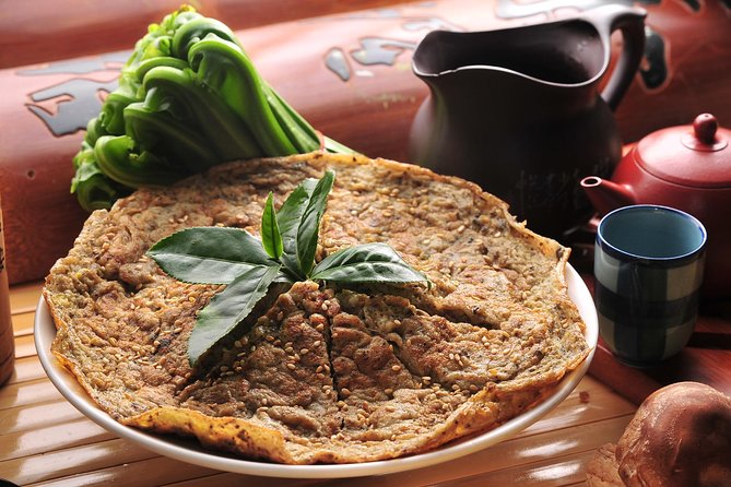 Private Tour to Maokon, Chih Nan Temple & Gondola Experience - Tea-infused dinner in Maokong