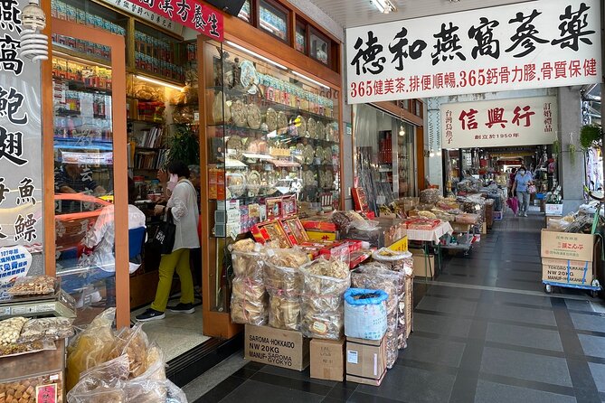 Small-Group: Classic Taipei Landmarks Day Tour - Dihua Street, City God Temple, and Yongle Market