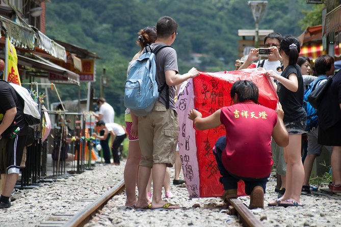 Small-Group Tour: Jiufen, Yehliu Geopark, and Shifen from Taipei - Shifen Old Street and the sky lantern tradition