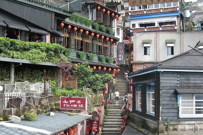 Small-Group: Yehliu, Jiufen & Pingxi Day Tour from Taipei - The guide can make or break the day
