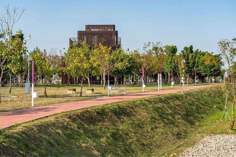 Taichung City: Sightseeing Walking Tour with a Local Guide - What the three-hour Taichung walk is really like