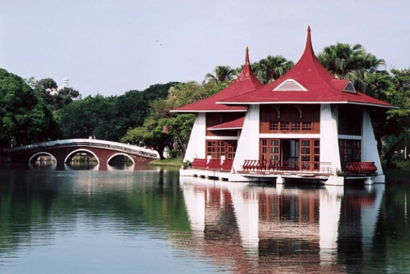 Taichung City: Sightseeing Walking Tour with a Local Guide - Taichung Park and a quieter city pause