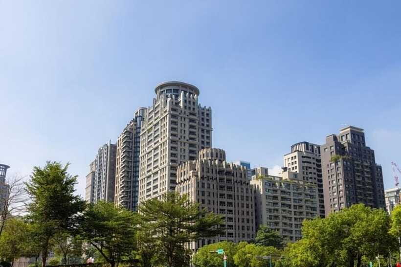 Taichung City: Sightseeing Walking Tour with a Local Guide - How much value do you get for $76?