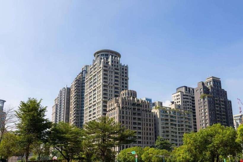 Taichung City: Sightseeing Walking Tour with a Local Guide - National Taichung Theater: a bold opening in 20 minutes