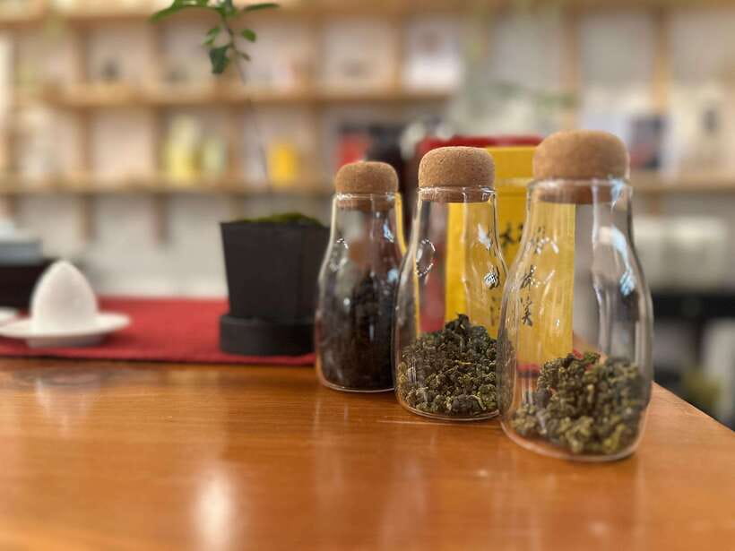 Tainan Culture Trip: Chinese Tea Ceremony_Oolong Tea - Gaiwan, terracotta, and the tools on the tray