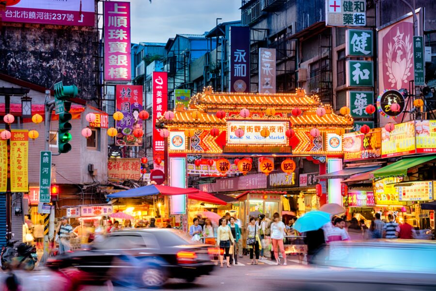 Taipei: 2-Hour Raohe Night Market Walking Tour - Songshan Ciyou Temple before the food stalls