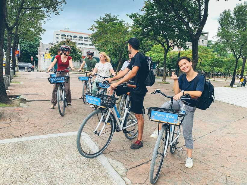 Taipei: 4-Hour Morning City Cycling Tour with Breakfast - ShuangLian Morning Market and WenChang Temple