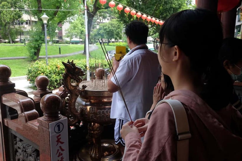 Taipei: 4-Hour Morning City Cycling Tour with Breakfast - Longshan Temple and Taipei’s spiritual center