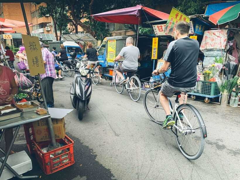 Taipei: 4-Hour Morning City Cycling Tour with Breakfast - DiHua Historical Street and Xiahai Temple