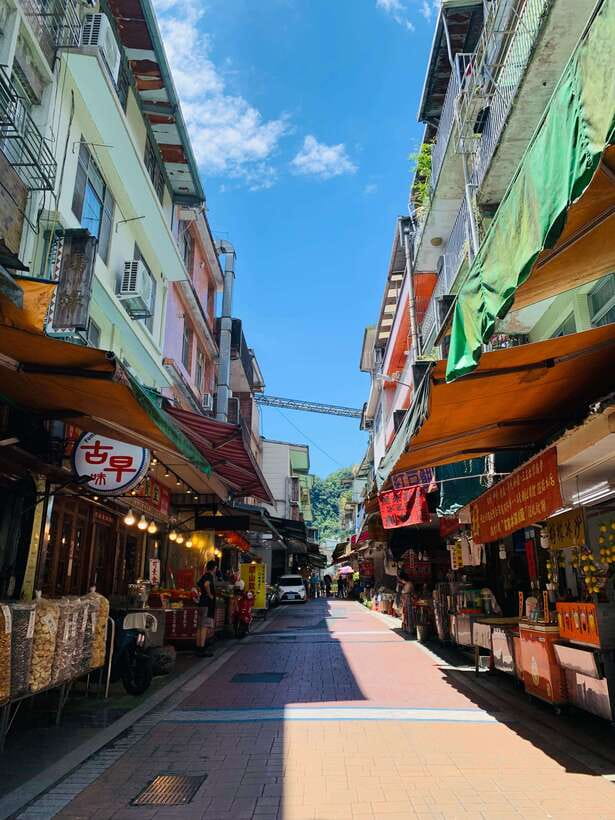 Taipei: 8 Hours Private Day Tour in Wulai with Benz Vito - The long ride from Taipei to Wulai